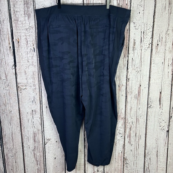 Athleta Brooklyn Ankle Camo Print Pant Plus Size 26 Navy Blue Camo 27.5” Inseam - Picture 7 of 16